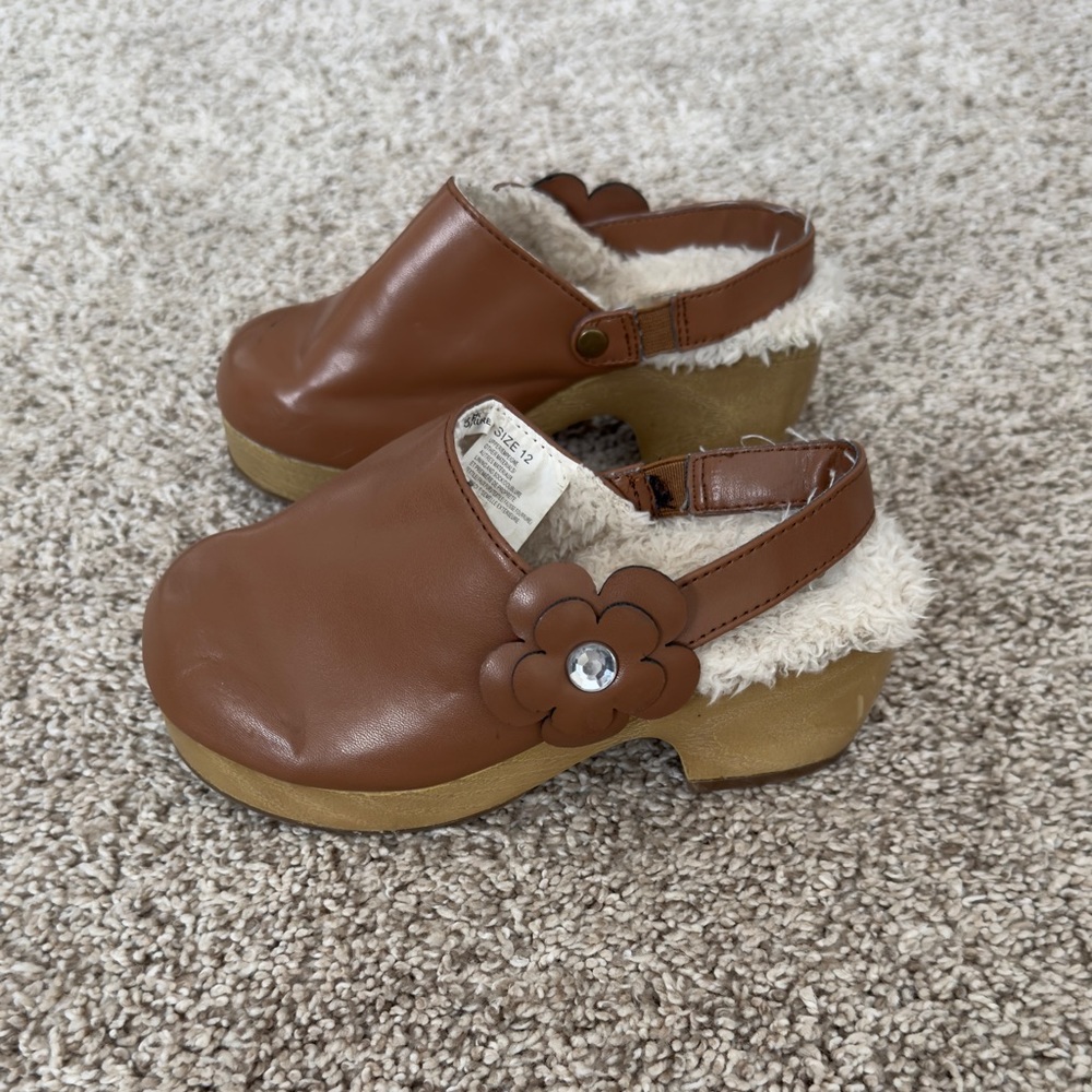 Crazy 8 toddler Girls brown clogs with faux fur lining Size 12